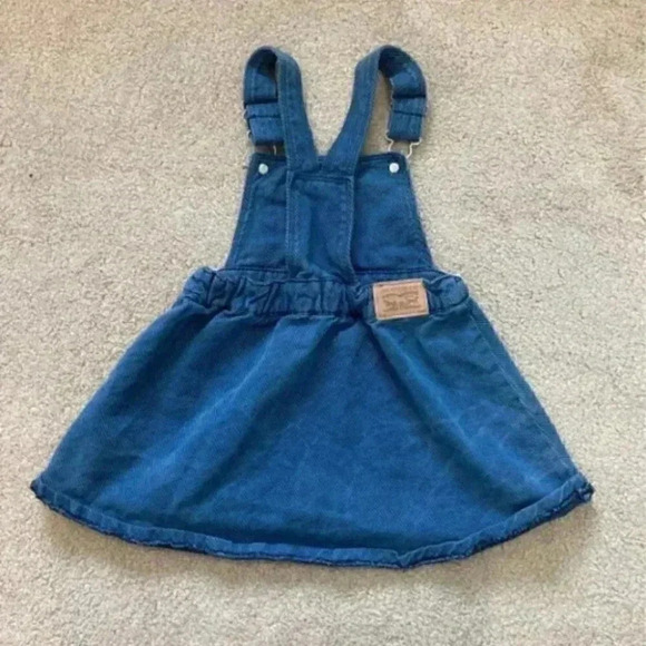 ⭐️ Levi’s denim overall dress in size kids 4-5 - Picture 3 of 6